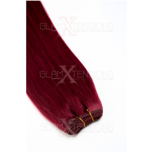 Dieses Bild zeigt die GlamXtensions Weft Extensions Haarverlängerung in der Farbe #burg Burgunde in Großansicht. Die echthaar Tressen Extensions sind in vielen verschiedenen Farben erhältlich.

