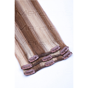 Dieses Bild zeigt die 3-teilige Haartressen Set von GlamXtensions  zum Clip In Extension Haarverlängerung aus Remy Echthaaren mit 8 Clips in der Farbe #12/613 - Hellbraun - Helllichtblond in Großansicht.
