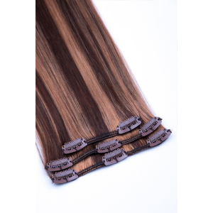 Dieses Bild zeigt die 3-teilige Haartressen Set von GlamXtensions  zum Clip In Extension Haarverlängerung aus Remy Echthaaren mit 8 Clips in der Farbe #04/27 - Schokobraun - Honigblond in Großansicht.
