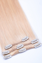 Dieses Bild zeigt die 3-teilige Haartressen Set von GlamXtensions  zum Clip In Extension Haarverlängerung aus Remy Echthaaren mit 8 Clips in der Farbe #24 - Blond in Großansicht.