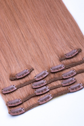 Dieses Bild zeigt die 7-teilige von GlamXtensions zum Clip In Extension Haarverlängerung aus Remy Echthaaren mit 16 Clips in der Farbe #27 Honigblond in Großansicht 