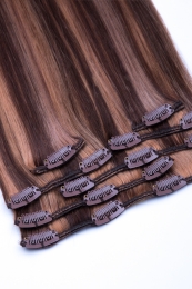 Dieses Bild zeigt die 7-teilige von GlamXtensions  zum Clip In Extension Haarverlängerung aus Remy Echthaaren mit 16 Clips in der Farbe #04/27 - Schokobraun - Honigblond in Großansicht 