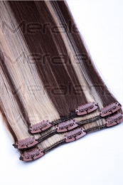 Dieses Bild zeigt die 3-teilige Haartressen Set von GlamXtensions  zum Clip In Extension Haarverlängerung aus Remy Echthaaren  mit 8 Clips in der Farbe #04/613 - Schokobraun - Helllichtblond in Großansicht.
