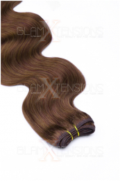 Dieses Bild zeigt die GlamXtensions Weft Extensions Haarverlängerung in der Farbe #06 Mittelbraun in Großansicht. Die echthaar Tressen Extensions sind in vielen verschiedenen Farben erhältlich.
