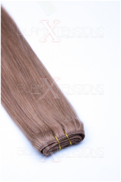 Dieses Bild zeigt die GlamXtensions Weft Extensions Haarverlängerung in der Farbe #18 Dunkelblond in Großansicht. Die echthaar Tressen Extensions sind in vielen verschiedenen Farben erhältlich.
