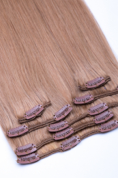 Dieses Bild zeigt die 7-teilige von GlamXtensions  zum Clip In Extension Haarverlängerung aus Remy Echthaaren mit 16 Clips in der Farbe #18 Dunkelblond in Großansicht 