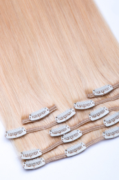 Dieses Bild zeigt die 7-teilige von GlamXtensions  zum Clip In Extension Haarverlängerung aus Remy Echthaaren mit 16 Clips in der Farbe #24 - Blond in Großansicht 
