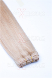 Dieses Bild zeigt die GlamXtensions Weft Extensions Haarverlängerung in der Farbe #60 Weißblond in Großansicht. Die echthaar Tressen Extensions sind in vielen verschiedenen Farben erhältlich.
