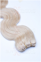 Dieses Bild zeigt die GlamXtensions Weft Extensions Haarverlängerung in der Farbe #60 Weißblond in Großansicht. Die echthaar Tressen Extensions sind in vielen verschiedenen Farben erhältlich.
