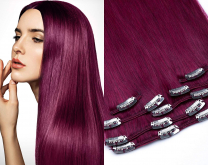 Dieses Bild zeigt die 7-teilige GlamXtensions Clip In Extensions Haarverlängerung aus Echthaartressen mit 16 Clips in der Farbe #burg in Großansicht und ein Model mit den Echthaar Extension Clips von GlamXtensions.