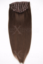 Dieses Bild zeigt die 1-teilige GlamXtensions Half-wig Extensions Haarverlängerung mit 10 Clips in der Farbe #04 Schokobraun in Großansicht 
