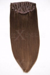Dieses Bild zeigt die 1-teilige GlamXtensions Half-wig Extensions Haarverlängerung mit 10 Clips in der Farbe #06 Mittelbraun in Großansicht 
