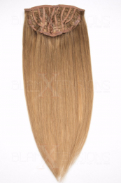 Dieses Bild zeigt die 1-teilige GlamXtensions Half-wig Extensions Haarverlängerung mit 10 Clips in der Farbe #18 Dunkelblond in Großansicht 
