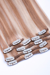 Dieses Bild zeigt die 7-teilige von GlamXtensions  zum Clip In Extension Haarverlängerung aus Remy Echthaaren mit 16 Clips in der Farbe #18/613 - Dunkelblond - Helllichtblond in Großansicht 