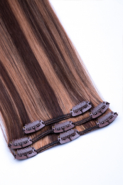 Dieses Bild zeigt die 3-teilige Haartressen Set von GlamXtensions  zum Clip In Extension Haarverlängerung aus Remy Echthaaren mit 8 Clips in der Farbe #04/27 - Schokobraun - Honigblond in Großansicht.
