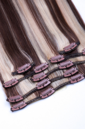 Dieses Bild zeigt die 7-teilige von GlamXtensions  zum Clip In Extension Haarverlängerung aus Remy Echthaaren mit 16 Clips in der Farbe #4/613 - Schokobraun - Helllichtblond in Großansicht 